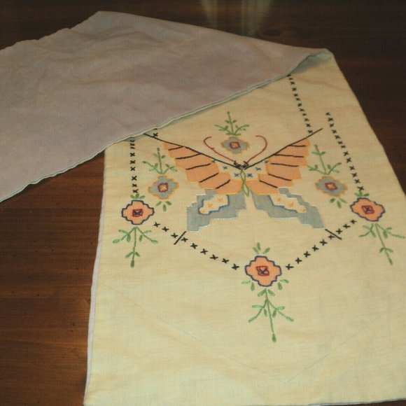Vintage JBK #801 Hand-Embroidered Dresser Scarf Butterflies & Flowers 43" x 13" - Picture 6 of 9